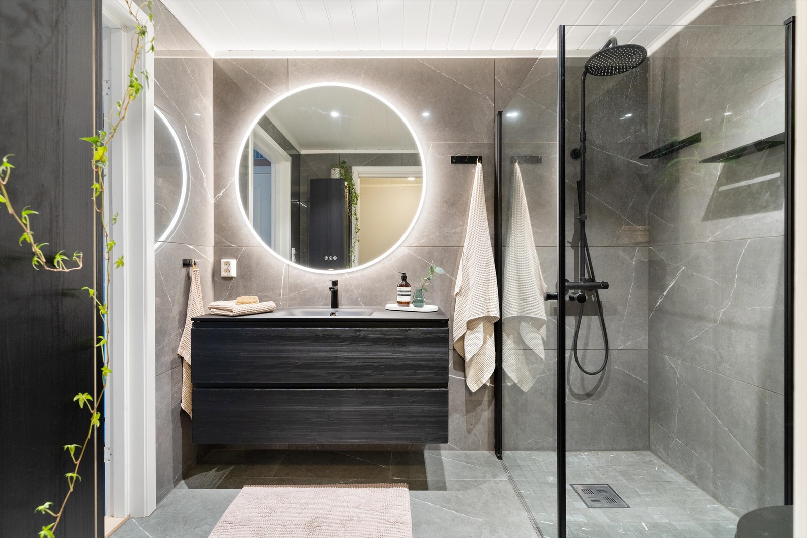 Badet holder en høy standard. Innredningene og valgene som er gjort gjør badet komplett og gir en herlig atmosfære. Galleribilde