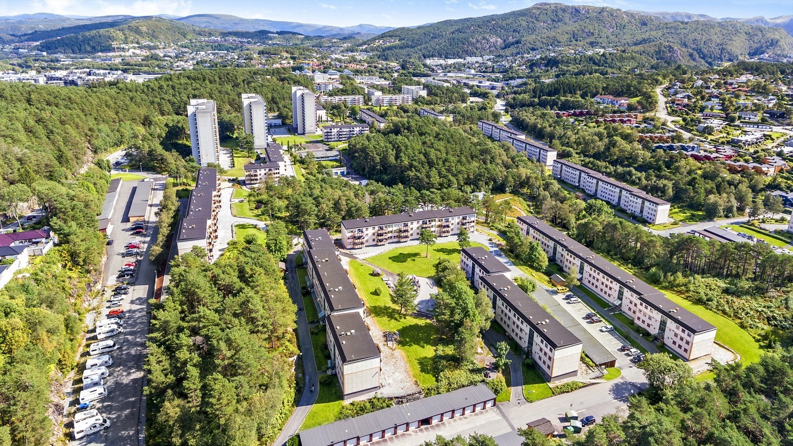 Prestestien brl er med sine 655 leiligheter Bergens største borettslag og her bor du så sentralt som det omtrent lar seg gjøre i Åsane! Galleribilde