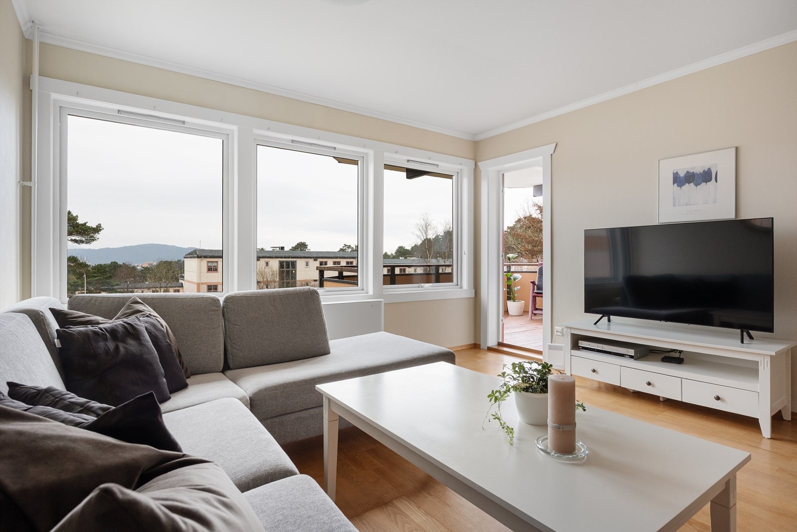 Fra stuen er det utgang til den sørvendte balkongen på 11 m² Galleribilde