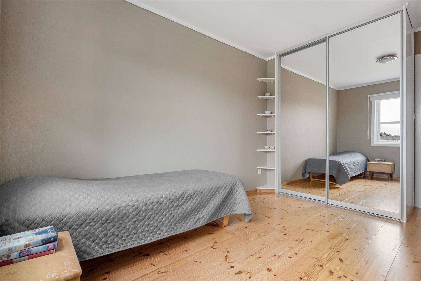 Det største soverommet er på ca. 12 m² og har god plass til dobbeltseng, nattbord og skyvedørsgarderobe Galleribilde