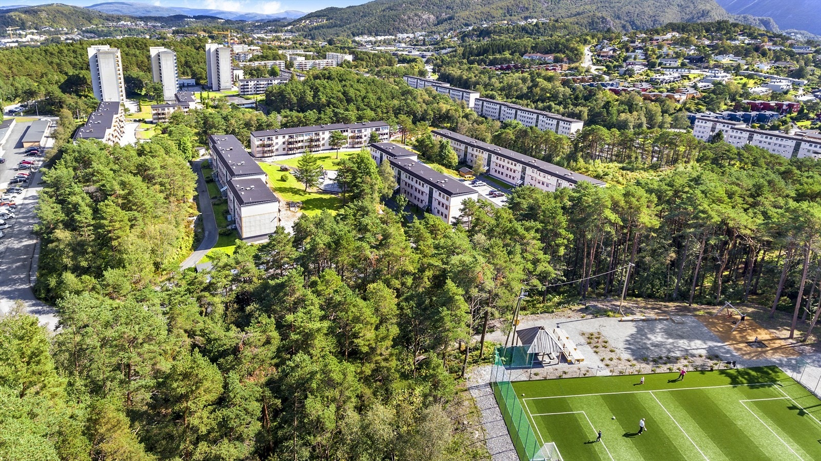 Via snarvei er det kort gangavstand til det nye idrettsanlegget ved Spondalen og Haukedalen barneskole Galleribilde