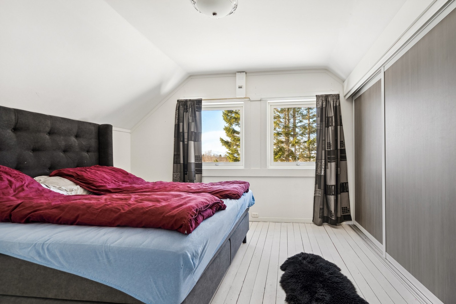 Hovedsoverommet er av god størrelse med opparbeidet skyvedørsgarderobe Galleribilde
