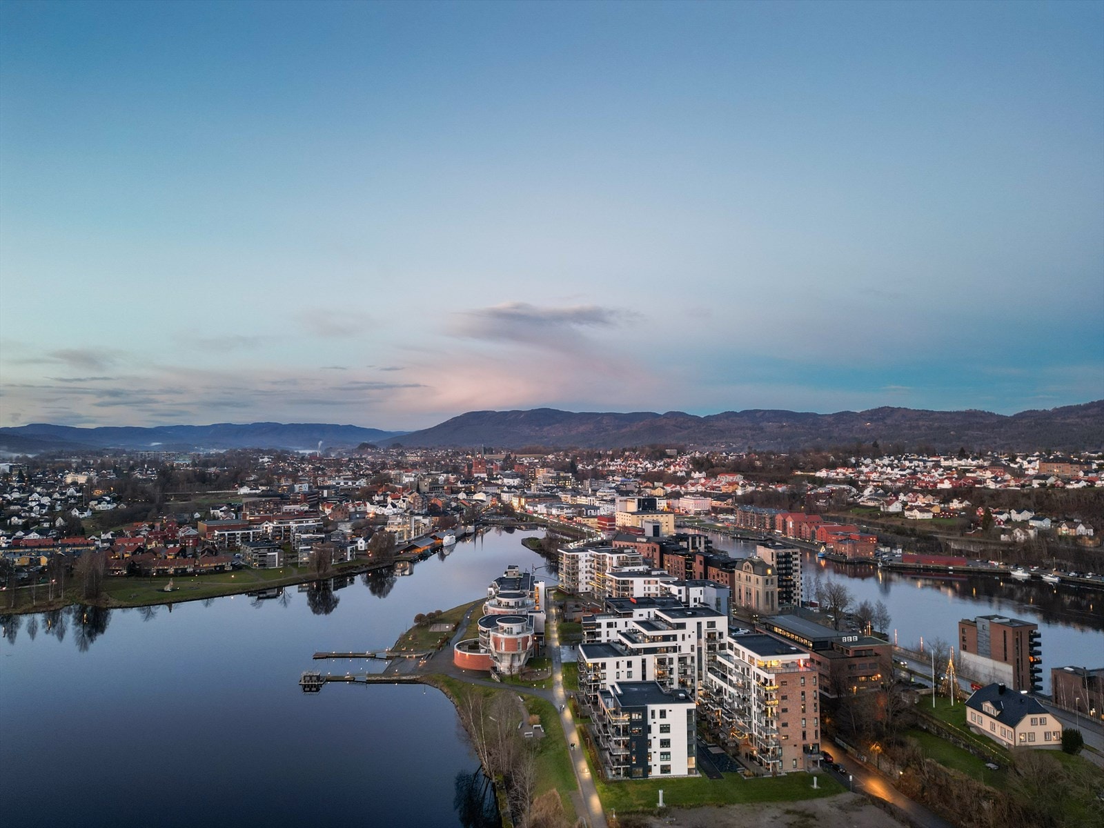 Badstuen Frank ligger for tiden lett tilgjengelig ved vannet med plass til opptil 10 personer. Badstuen har solterrasse, vedfyring og store vinduer for en fantastisk badstueopplevelse hele året. Galleribilde