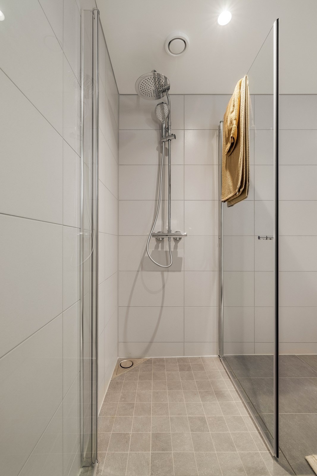 Dusjhjørne med dusjvegger i herdet glass. Galleribilde