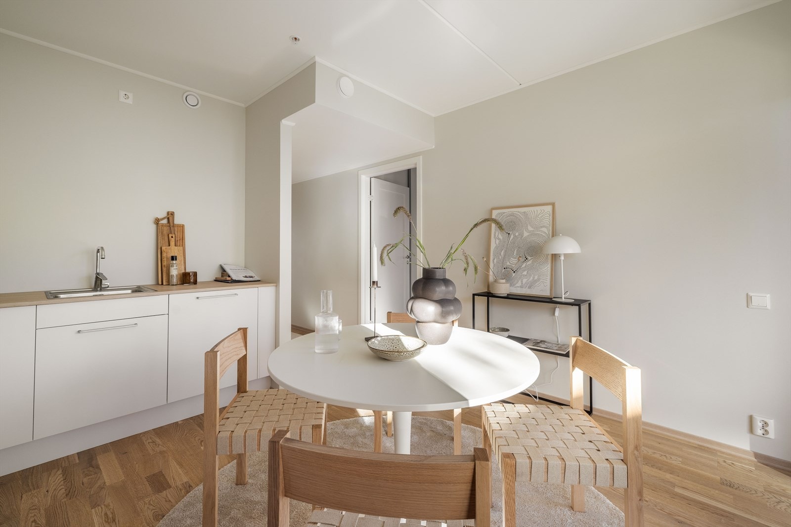 Kjøkken er av god størrelse og med innredning på to sider er plassen godt utnyttet Galleribilde