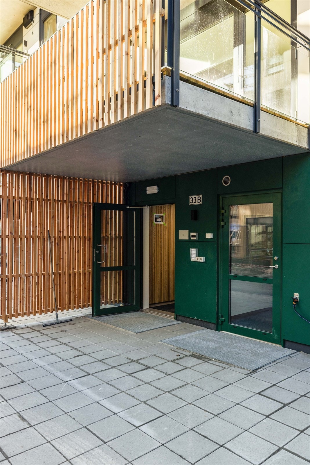 Overbygd inngangsparti og innendørs sykkelparkering rett ved siden av hovedinngang Galleribilde