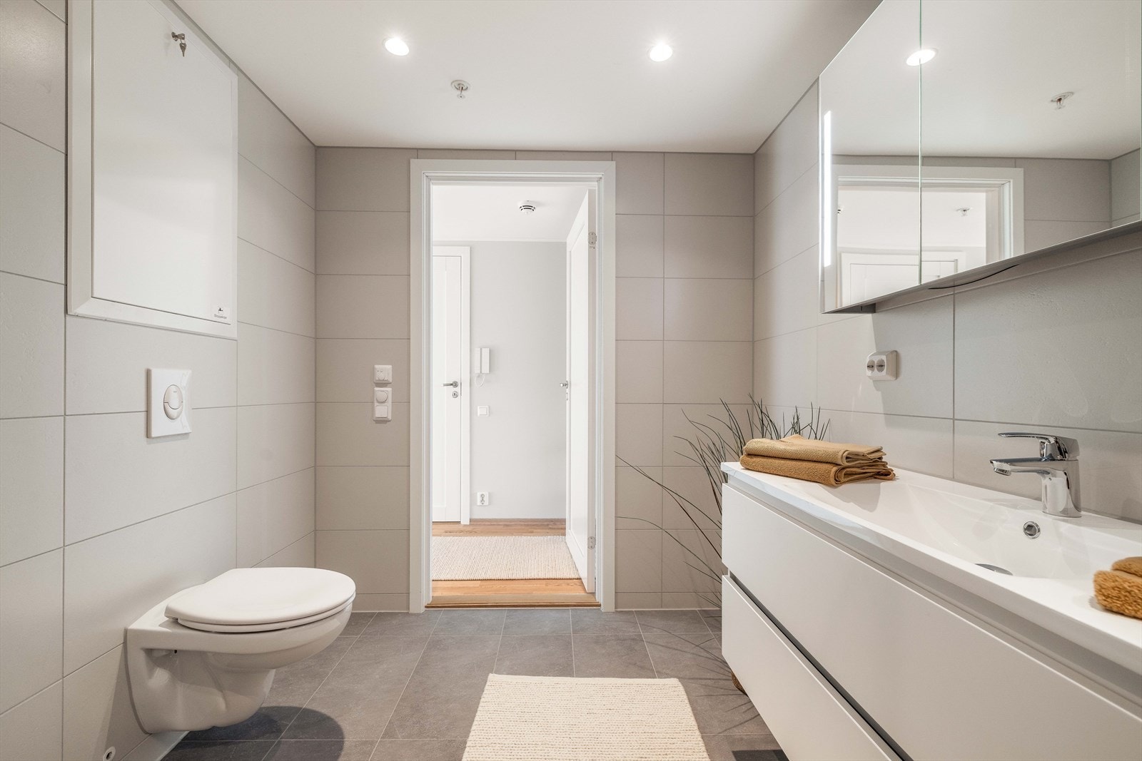 Delikat, helfliset bad med baderomsinnredning med 120cm hvor det er dype skuffer som er praktisk for oppbevaring Galleribilde