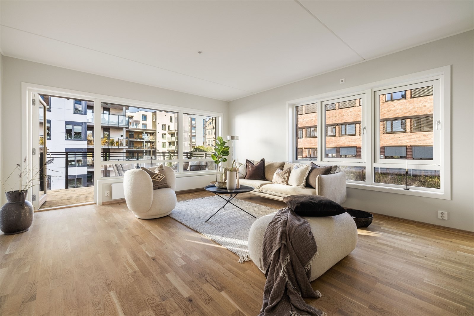 En gjennomgående leilighet med to solrike balkonger Galleribilde