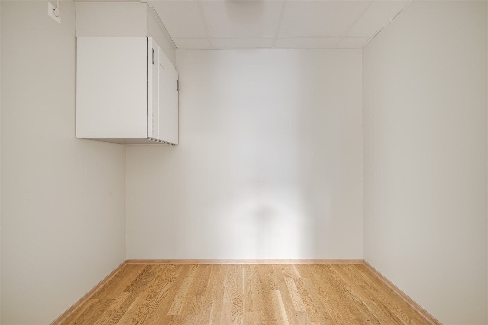 Det er bod/teknisk rom for oppbevaring innenfor soverom samt sportsbod på ca 5m2 i kjeller Galleribilde