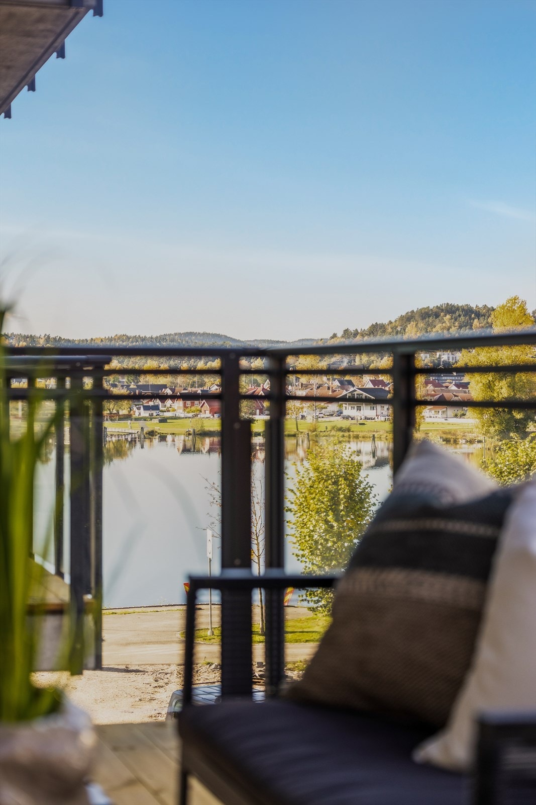 På Klosterøya kan du nyte sol, nærheten til vannspeilet og kort vei til sentrum og dets fasiliteter Galleribilde