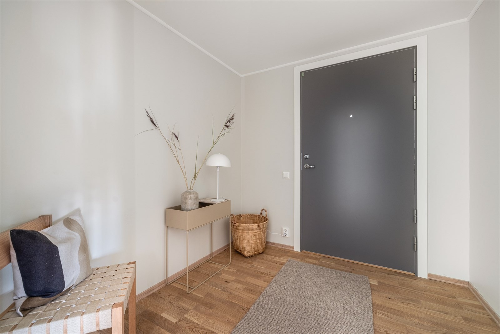 Romslig entre som ønsker deg velkommen inn Galleribilde