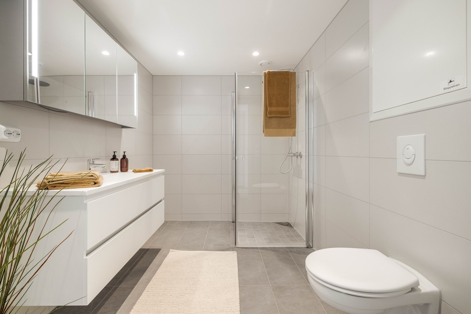 Flott bad med 30x60 fliser og vannbåren varme i gulv Galleribilde