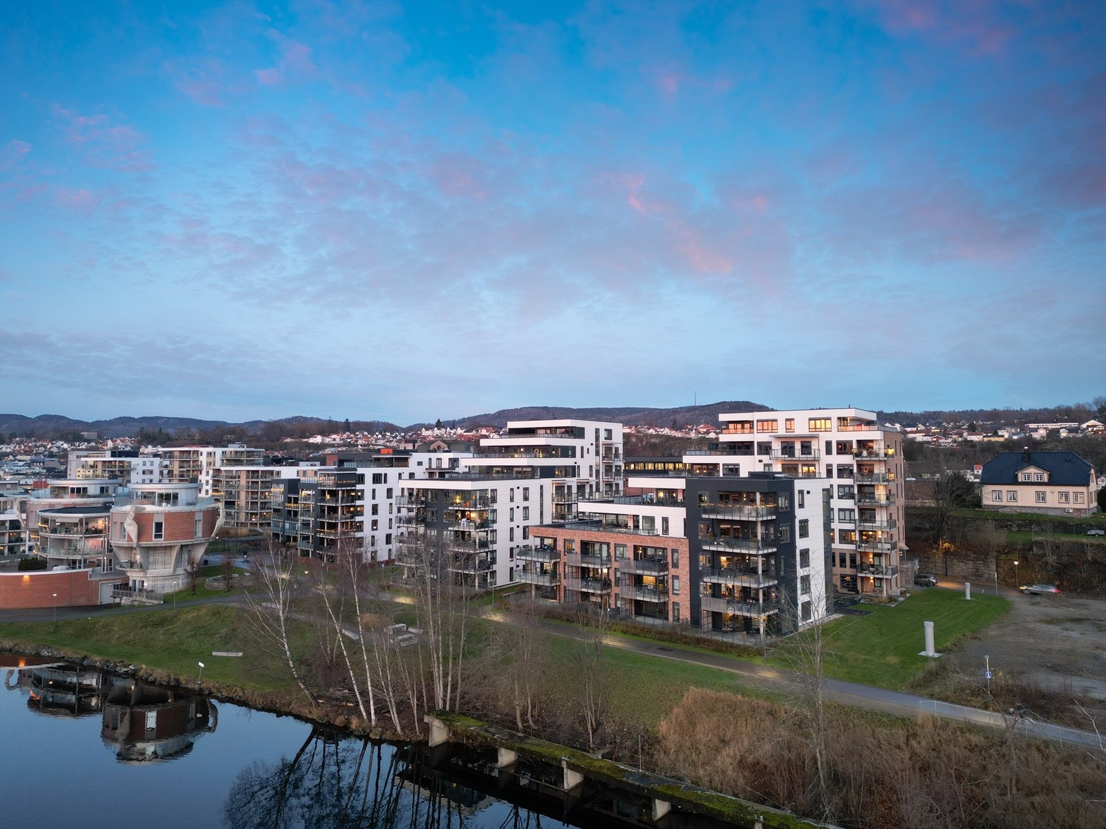 Klosterøya Vest ligger fint til mot elvespeilet og med kort vei til turområder og byens fasiliteter Galleribilde
