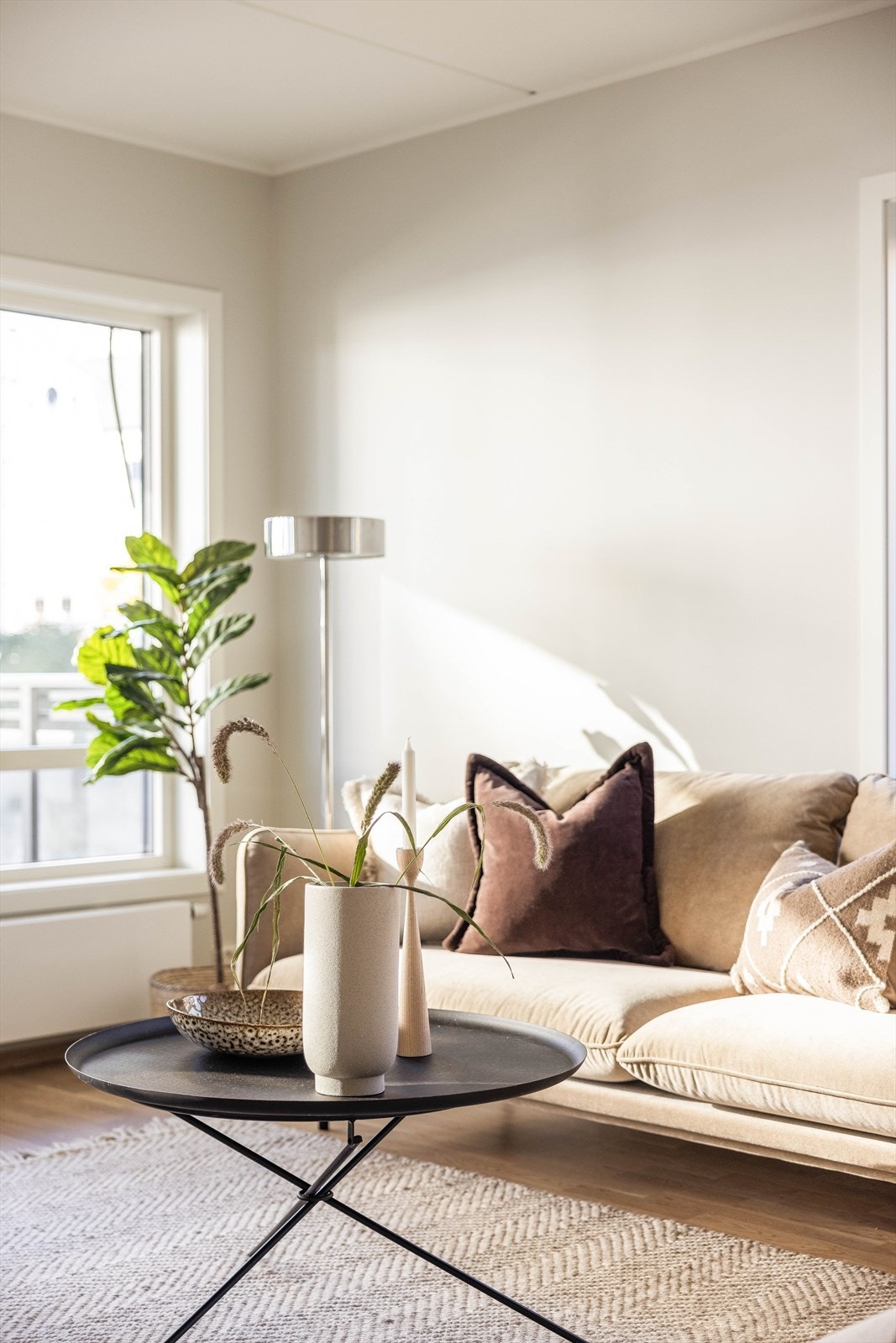 Store vindusflater på to sider i stue gir gode lysforhold Galleribilde