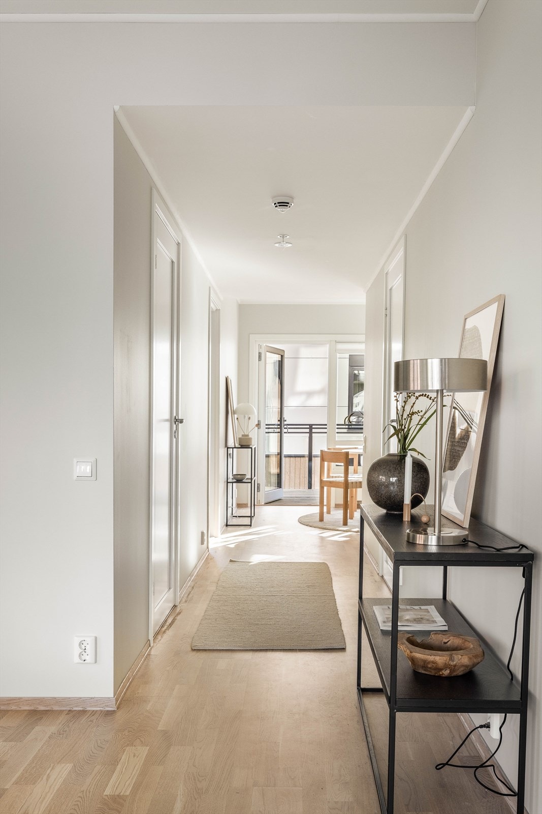 Fin mellomgang med lys fra to sider både fra kjøkken og stuedel Galleribilde