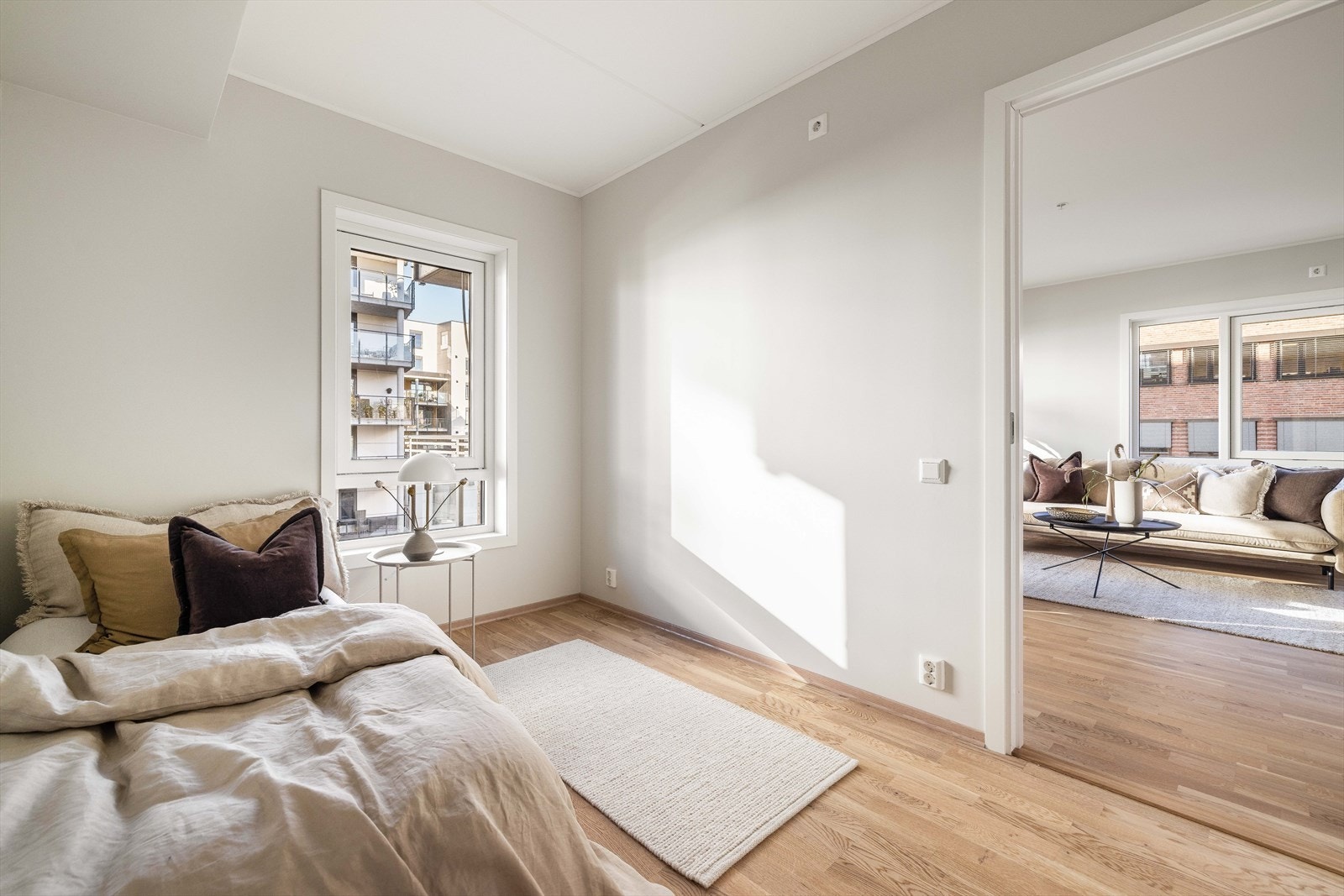 Store vindusflater i alle rom gir godt med naturlig lys Galleribilde