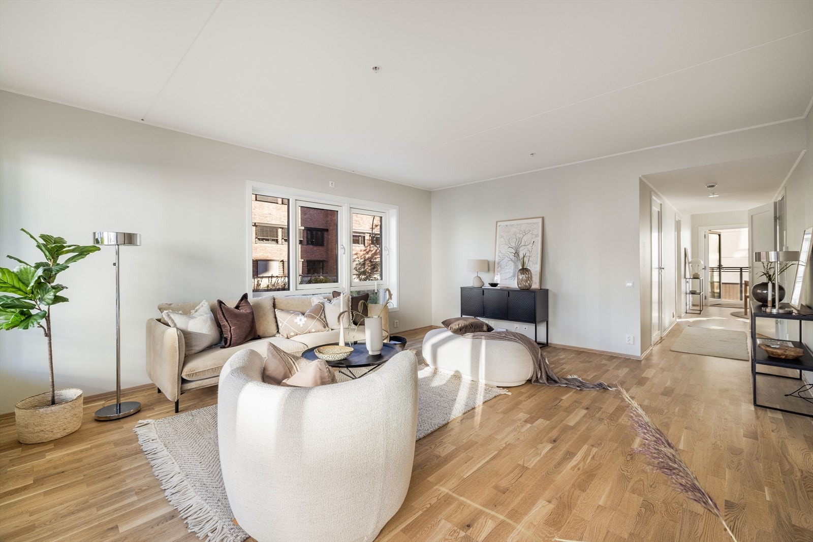 Leiligheten er lys og fin med gode møbleringsmuligheter i stue Galleribilde