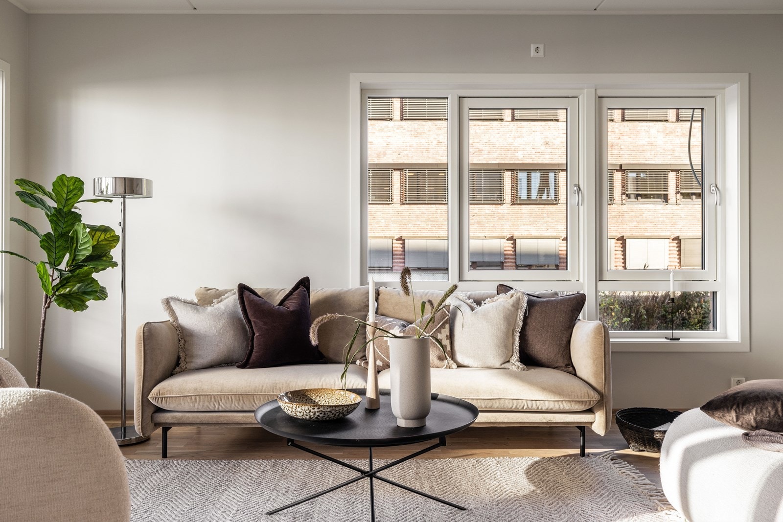 Leiligheten har gjennomgående flott 3-stavs hvitpigmentert eikeparkett Galleribilde