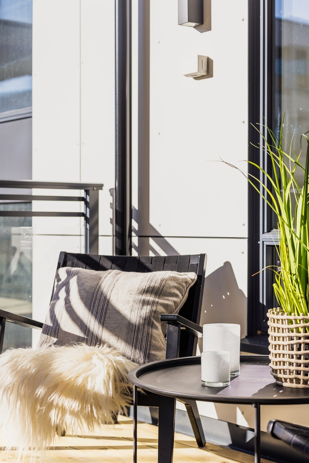 Fra kjøkkenbalkongen kan du nyte solen og en morgenkaffe Galleribilde