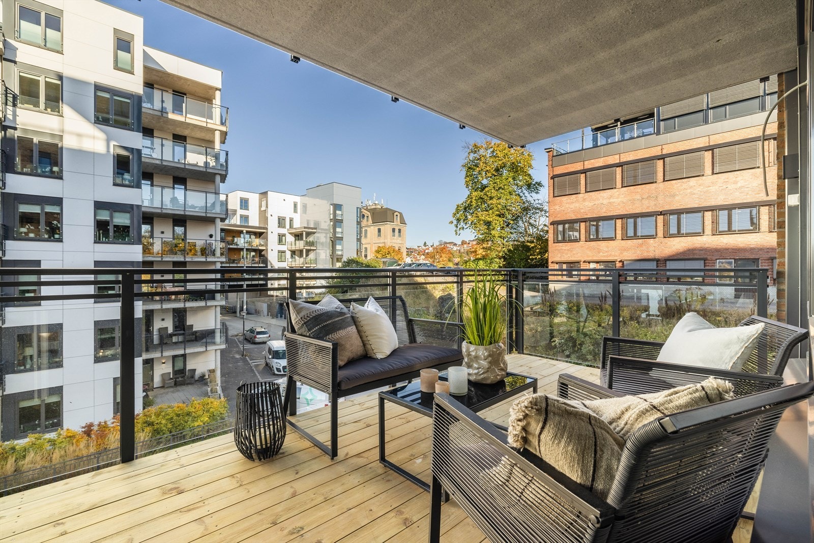 Balkongen ut fra stue har god plass til utemøbler og er overbygd Galleribilde