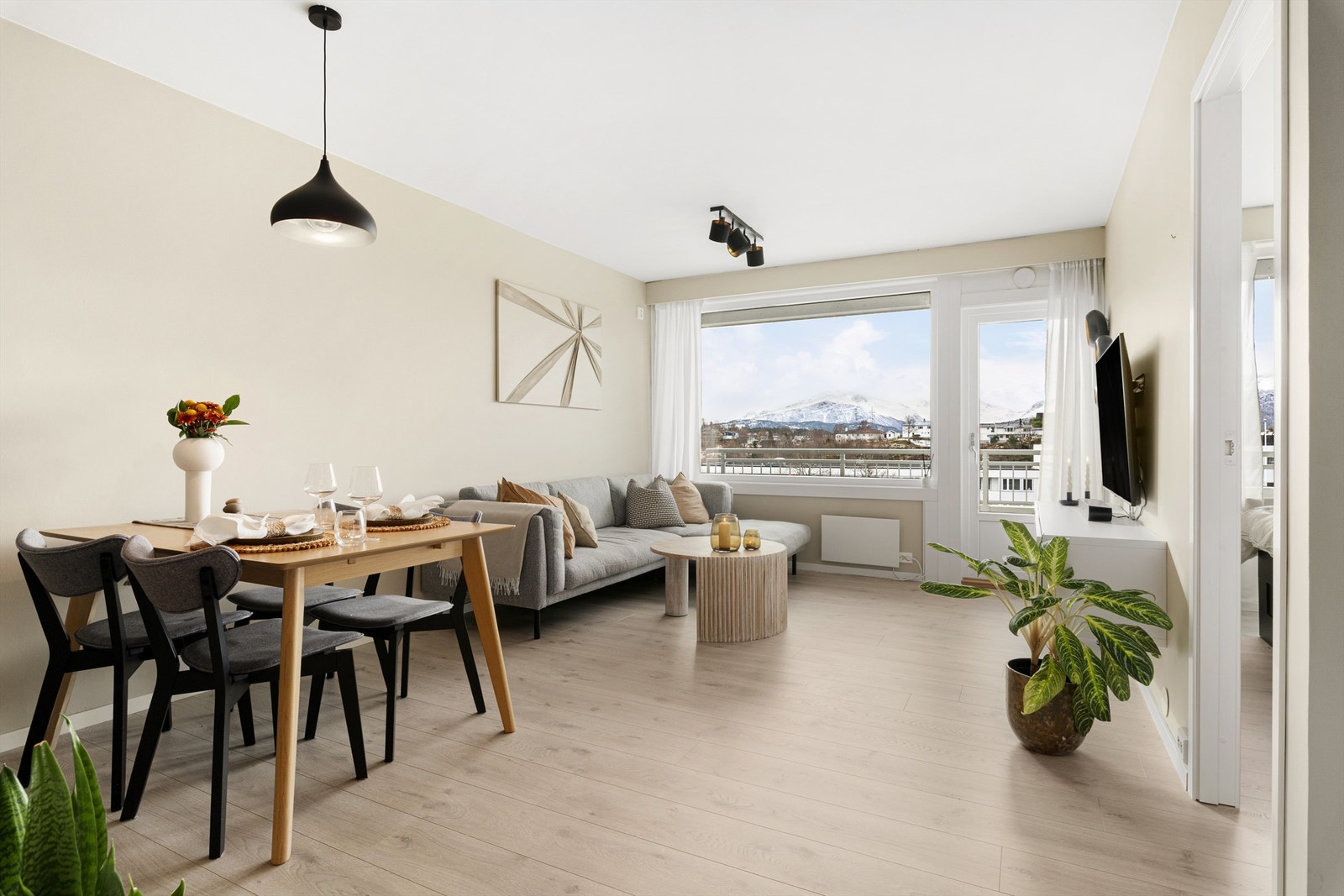 Fredsbergvegen 21 presenteres av Krogsveen v/eiendomsmegler Robert T. Iversen Galleribilde