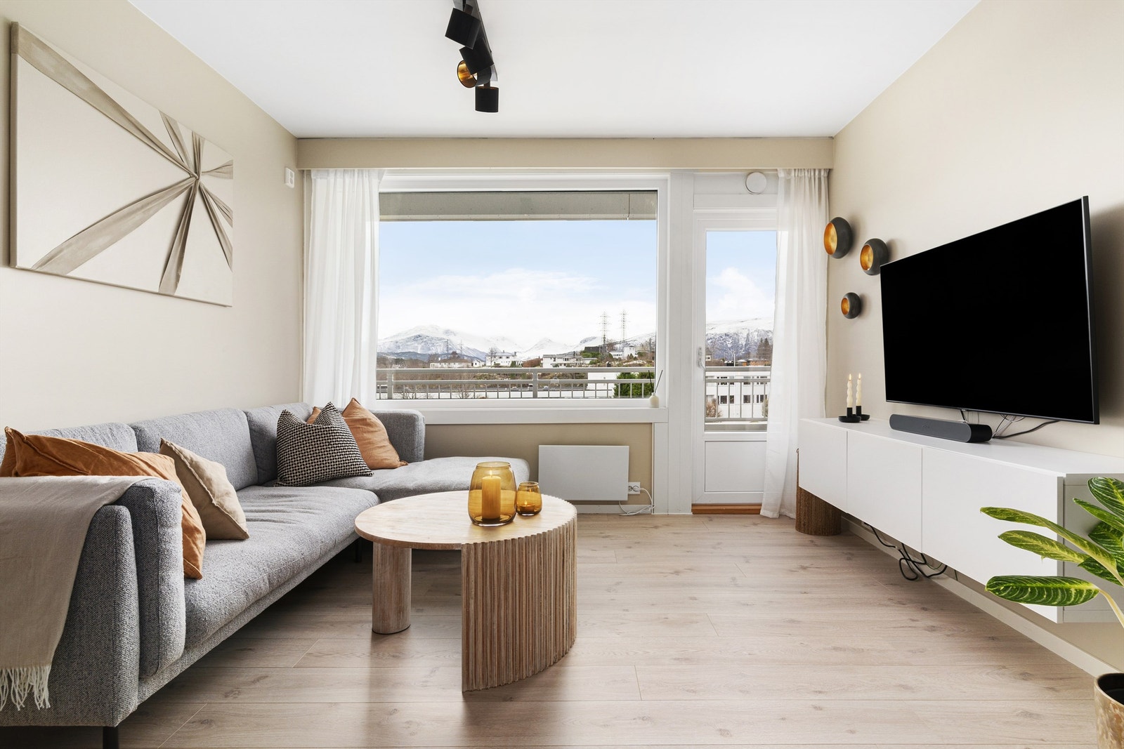 Stuen er trivelig med plass til sofa og tilhørende bord. Praktisk vegghengt tv-benk med oppbevaringsplass Galleribilde