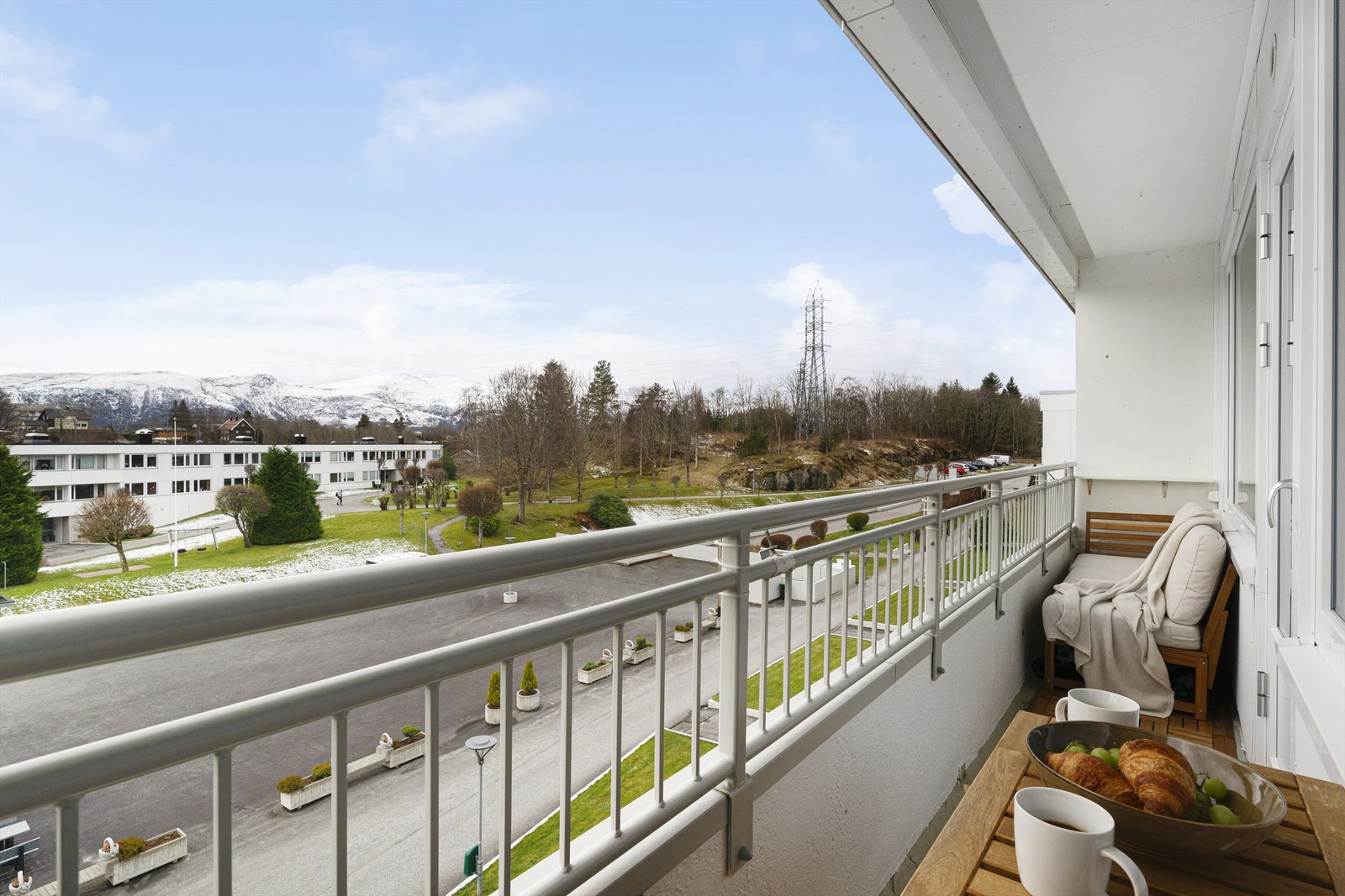 Verandaen har direkte tilkomst fra stuen og er på 5m². Koselig møblert med daybed og et lite cafésett med bord og krakker. Det er montert utvendig stikkontakt og gulvflater med synlig betong og systemgulv Galleribilde