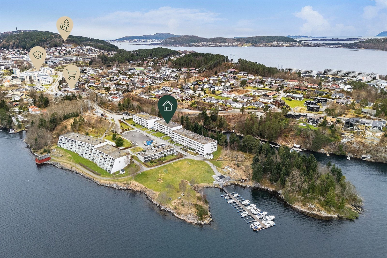 Borettslaget ligger fredelig og sjønært til. Det er kort veg til blant annet dagligvarebutikk i Larsgården og turområder på Byfjellet og ved Borgundgavlen/Sunnmøre museum Galleribilde
