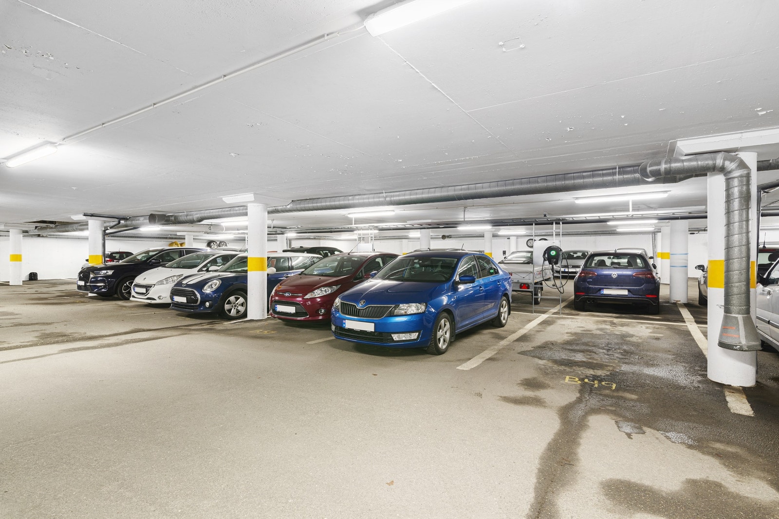 Leiligheten har fast parkeringsplass, merket med B49. Plassen har og installert elbillader Galleribilde
