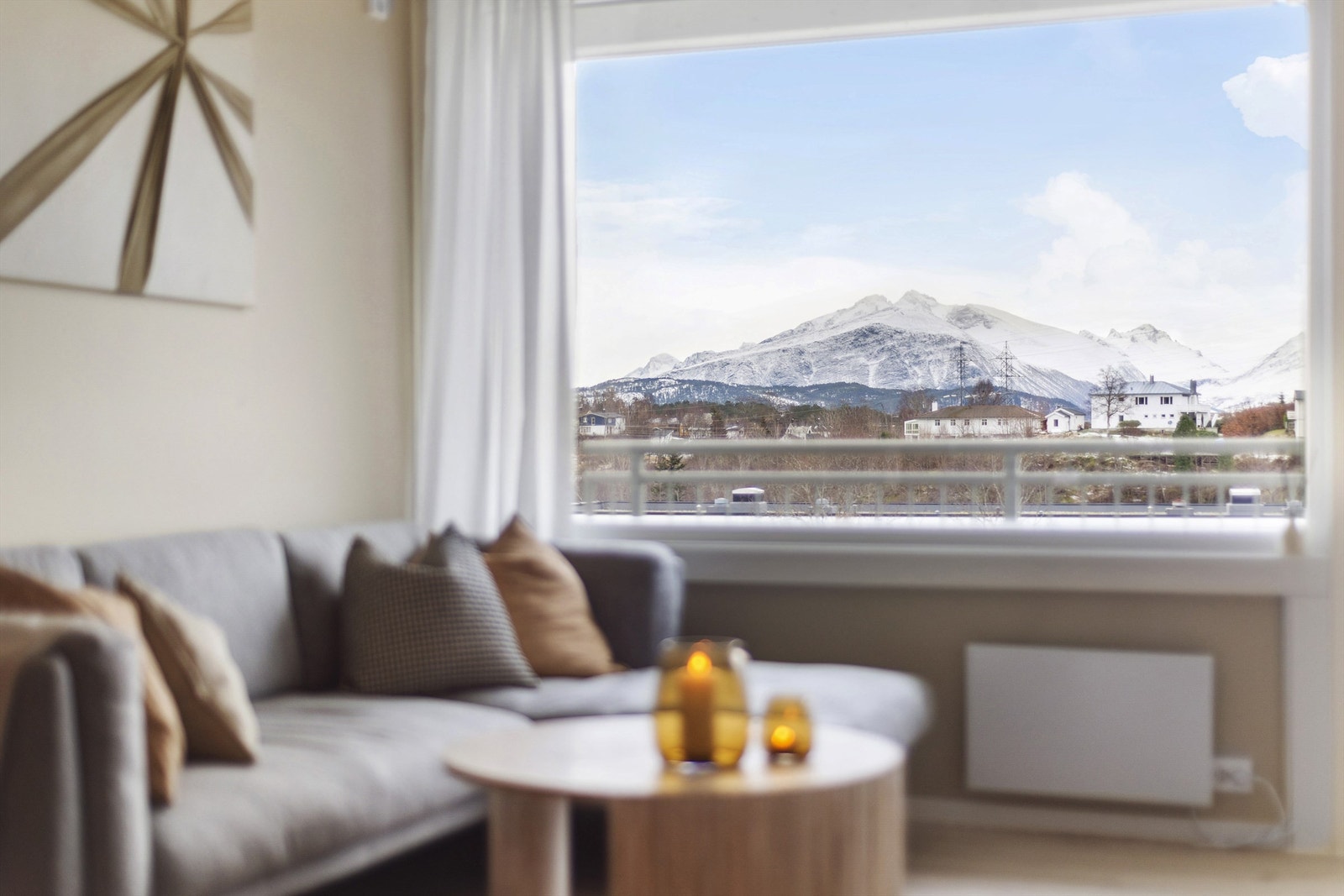 Rommet forsynes godt med naturlig lys gjennom det store stuevinduet og verandadøren med glassfelt. I tillegg til trivelig utsyn mot bla Sunnmørsalpane Galleribilde