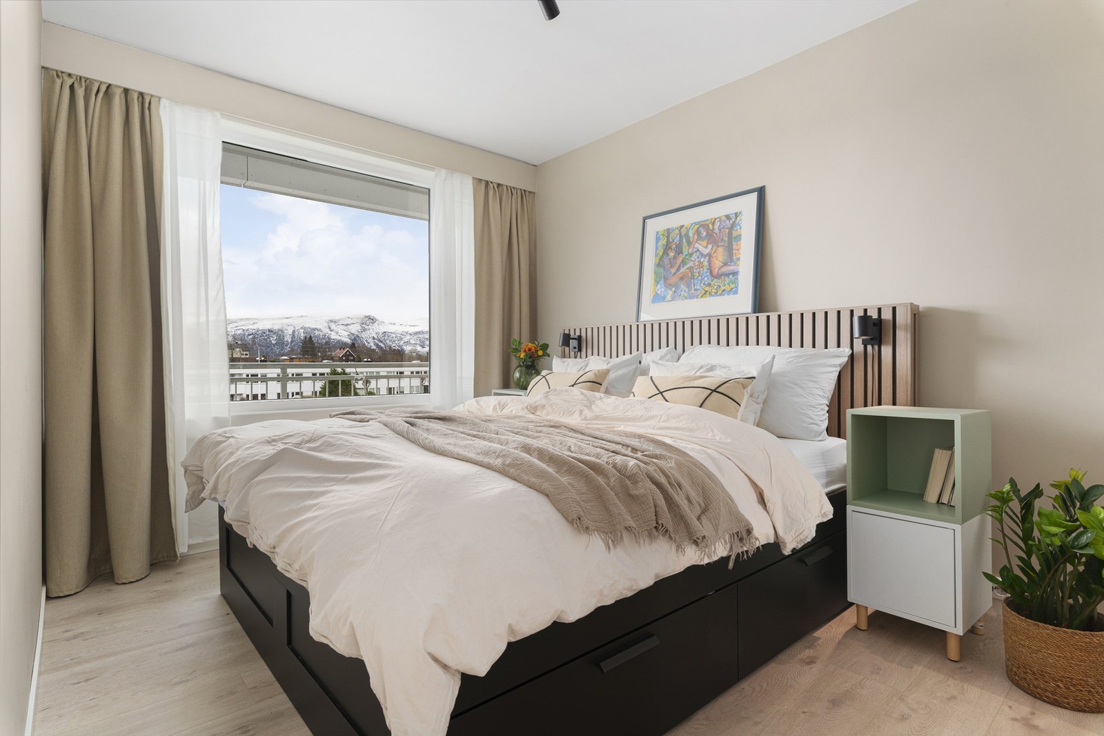 Stilrent soverom med lyse fargetoner og delikate detaljer på 4m²! 180seng med oppbevaring under og moderne sengegavl med vegglamper Galleribilde