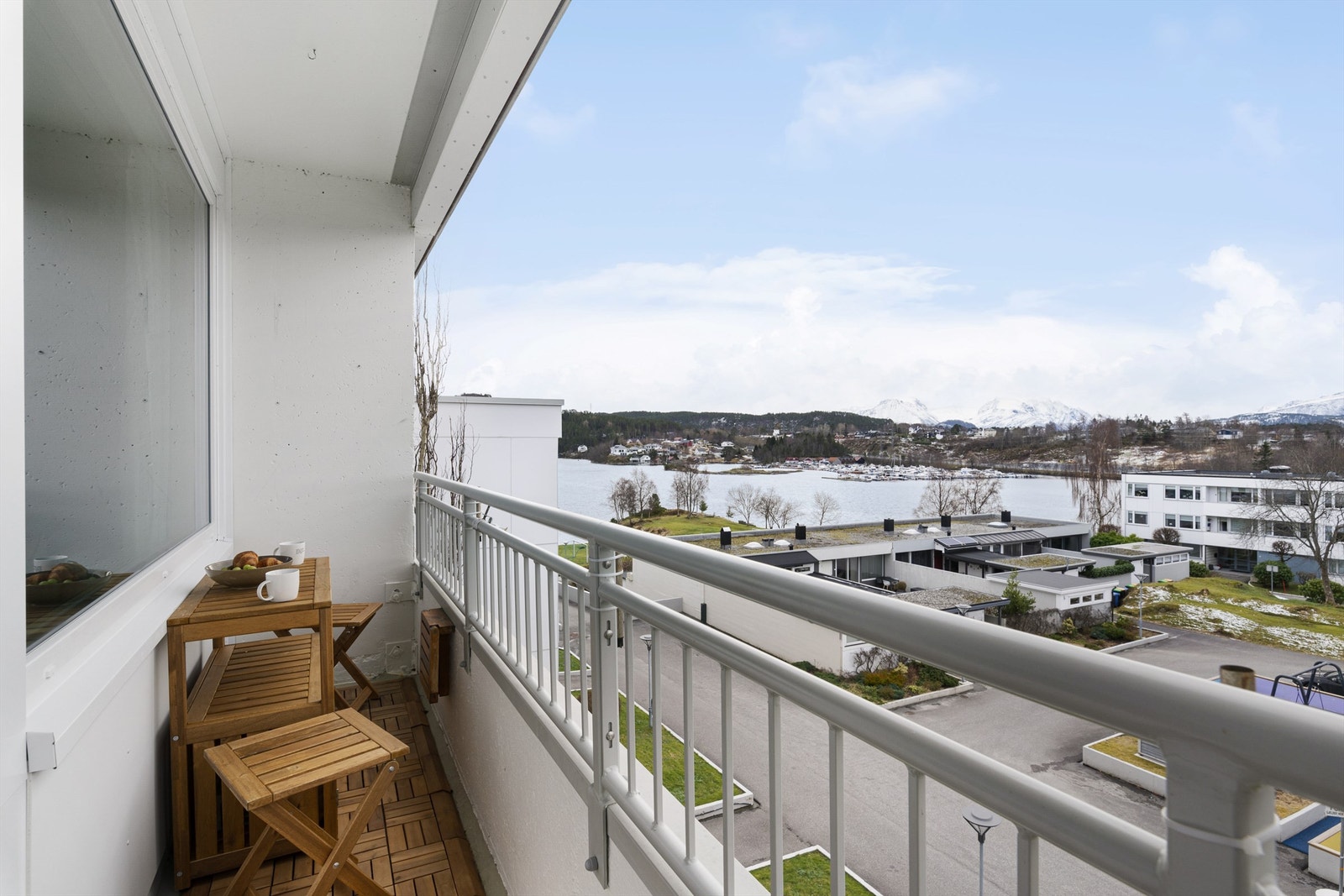 Leiligheten ligger i toppetasjen og egen sydvendt veranda Galleribilde