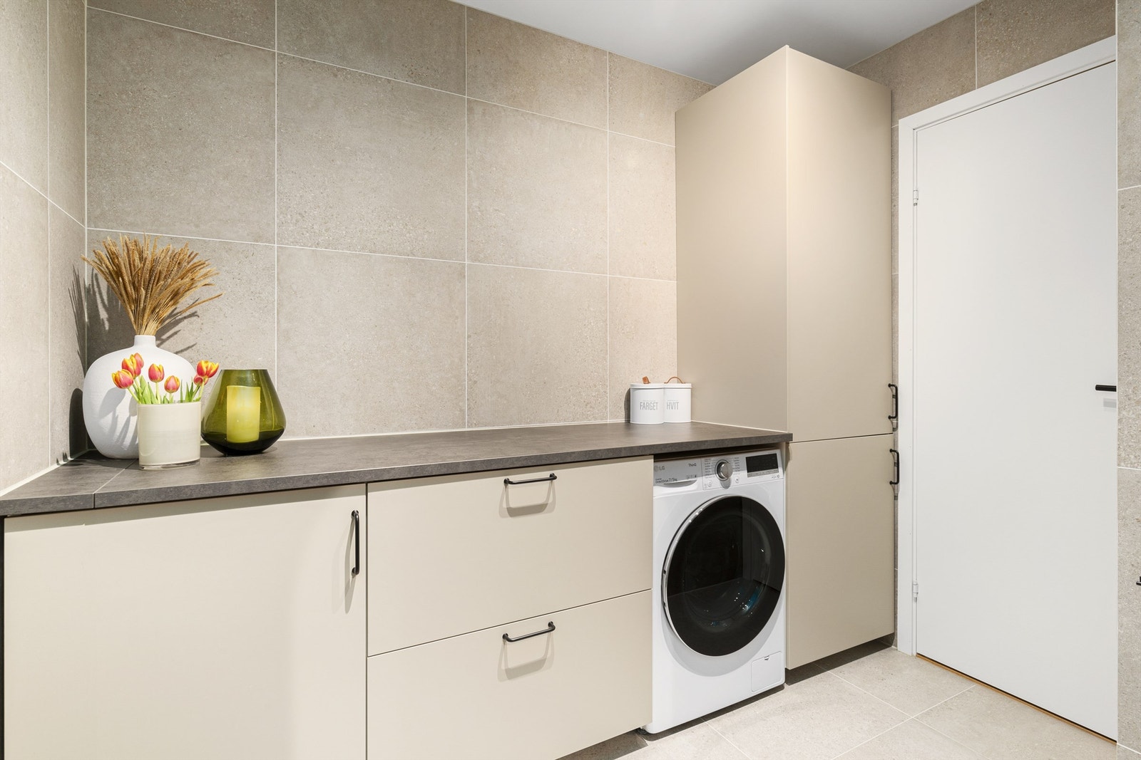 I tillegg er det satt inn en praktisk innredning med rikelig oppbevaringsplass i underskap og høyskap. Benkeplaten over vaskemaskin gjør badet både funksjonelt og stilrent. En perfekt kombinasjon av estetikk og funksjonalitet! Galleribilde