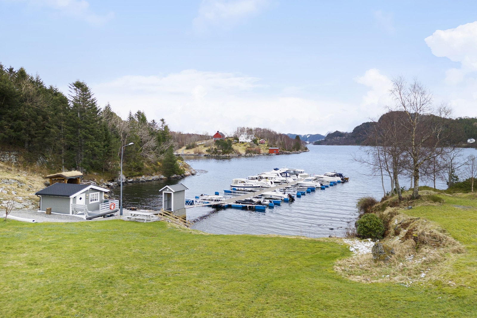 I tilknytning til eiendommen er det laget til småbåthavn og gapahuk. Gjennom småbåtforeningen er det mulig å leie båtplass, gapahuken er til fri disposisjon for beboerne Galleribilde