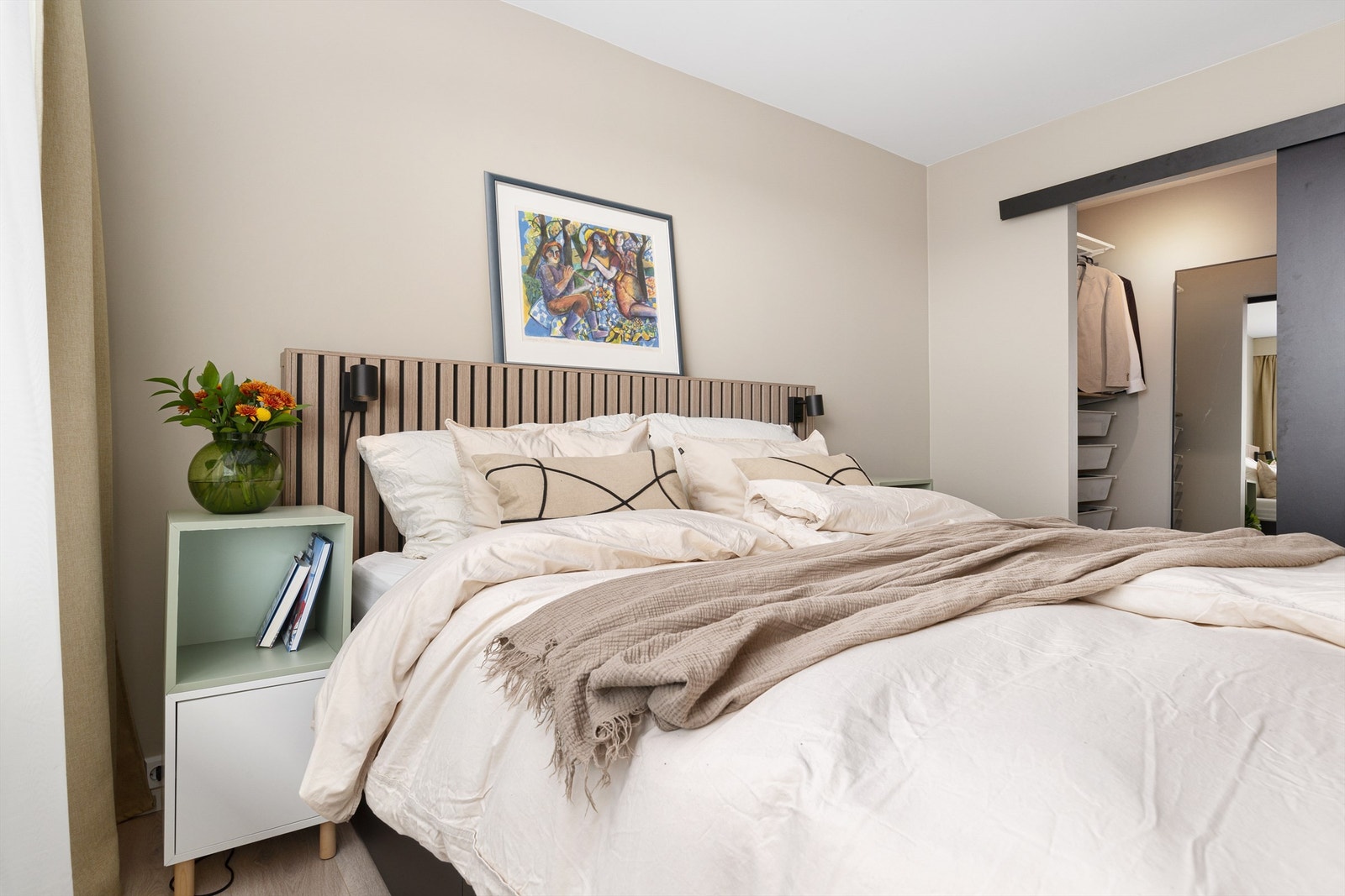 Tilknyttet soverommet er det etablert eget walk-in closet som stenges av med skyvedør i sort Galleribilde