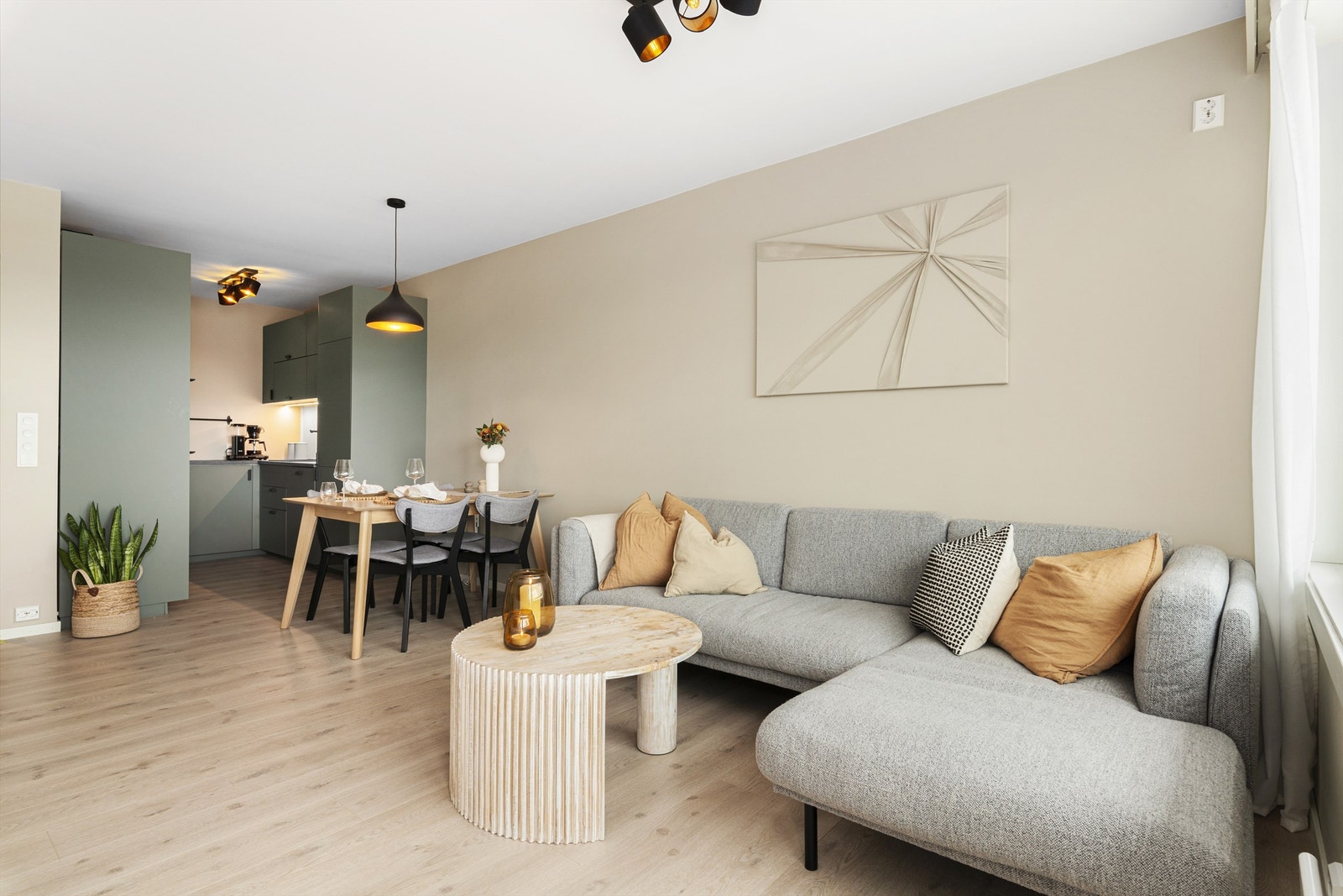 Selve stue-delen er på 20m² og den åpne løsningen bidrar til god og sosial romfølelse. Allikevel bidrar spisestuen til et naturlig skille mellom kjøkken- og stue Galleribilde