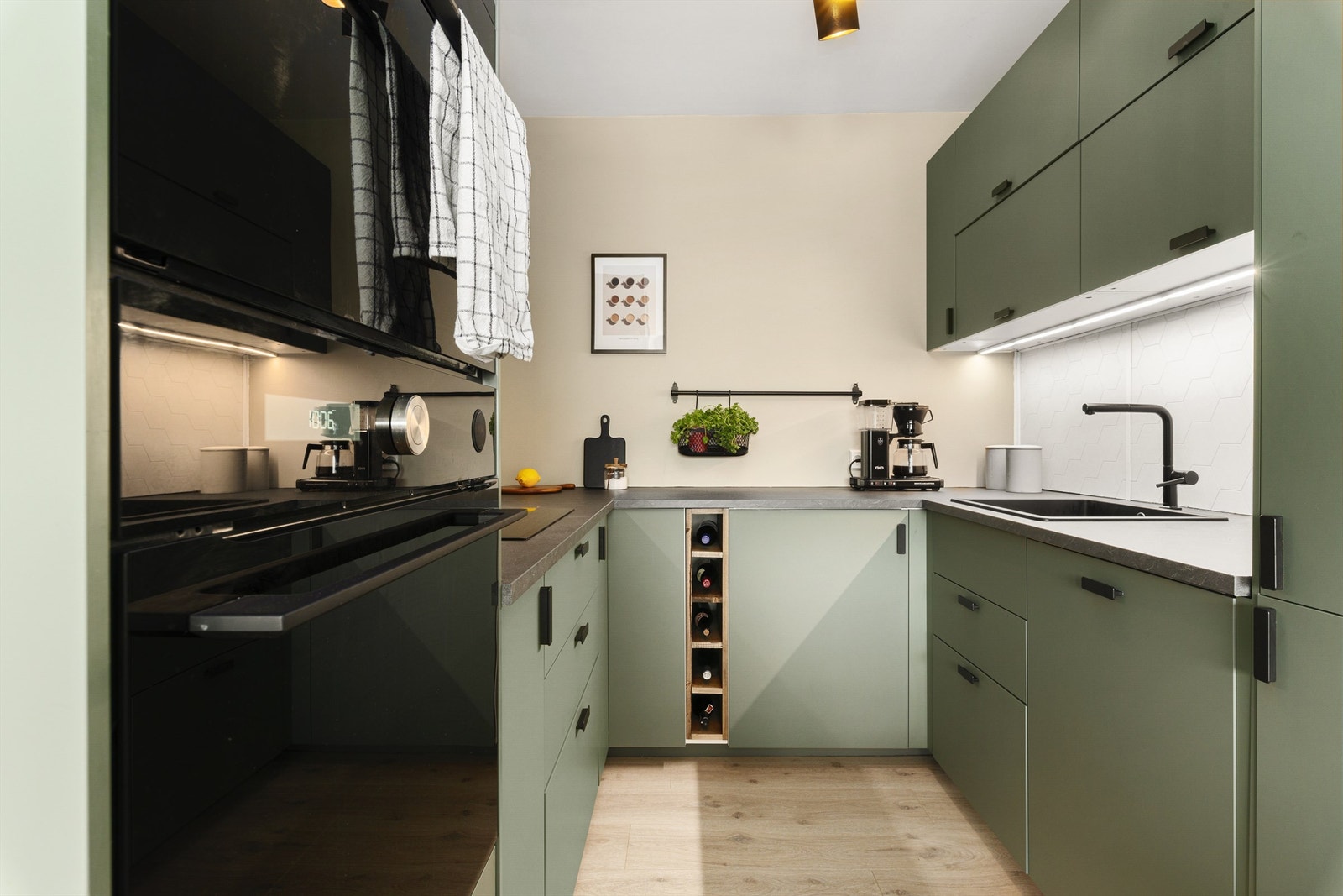 kjøkkendelen er oppmålt til 6m² og er innredet med en moderne kjøkkeninnredning fra Ikea, montert i 2022/23. Kjøkkenet har en smart u-formet løsning som gir både god arbeidsflyt og godt med oppbevaringsplass Galleribilde