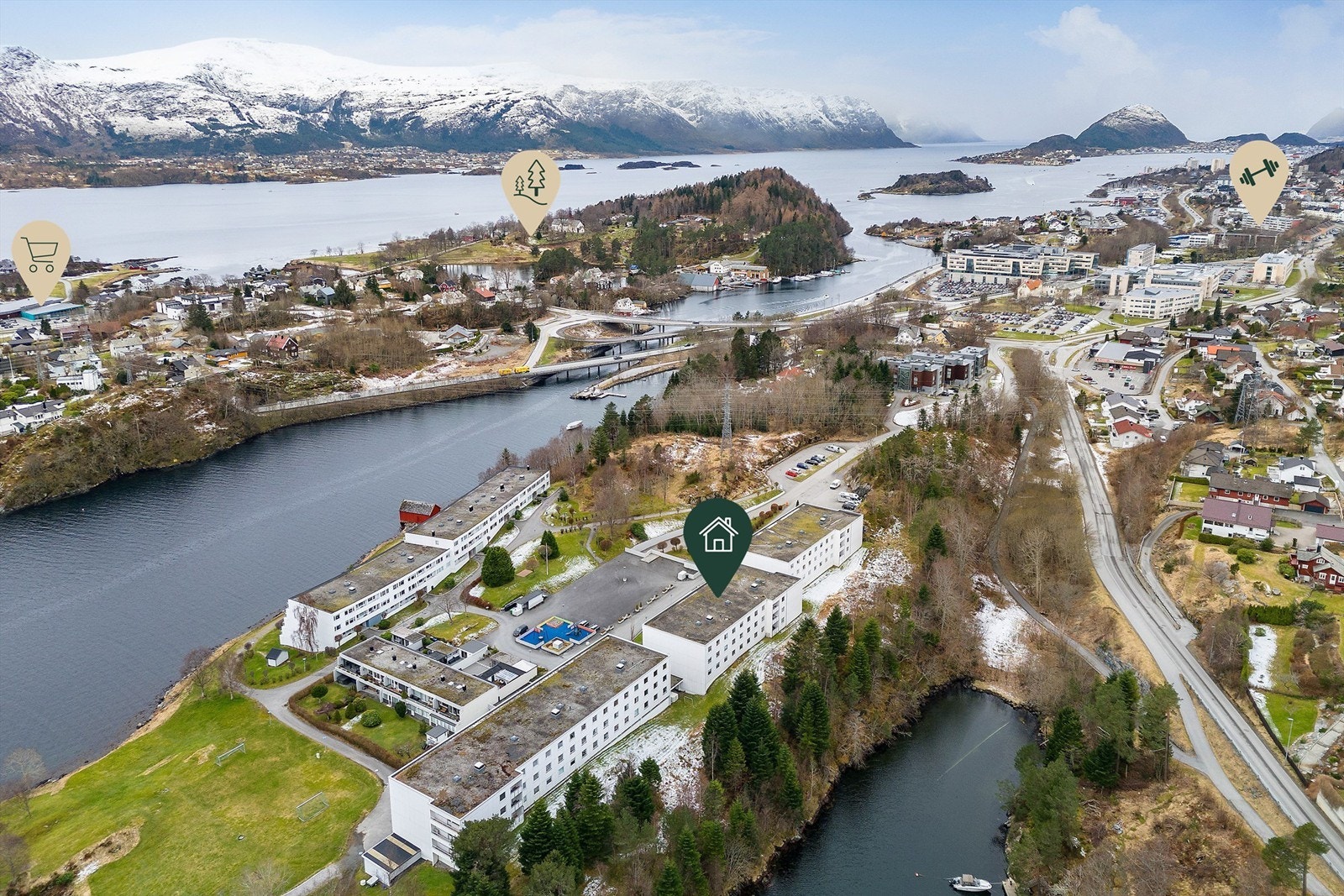 Videre er det flere tilbud innen fritidsaktiviteter som Sportsklubben Rollon, treningssentre og snart ferdigstilles det padelhall i nærområdet Galleribilde