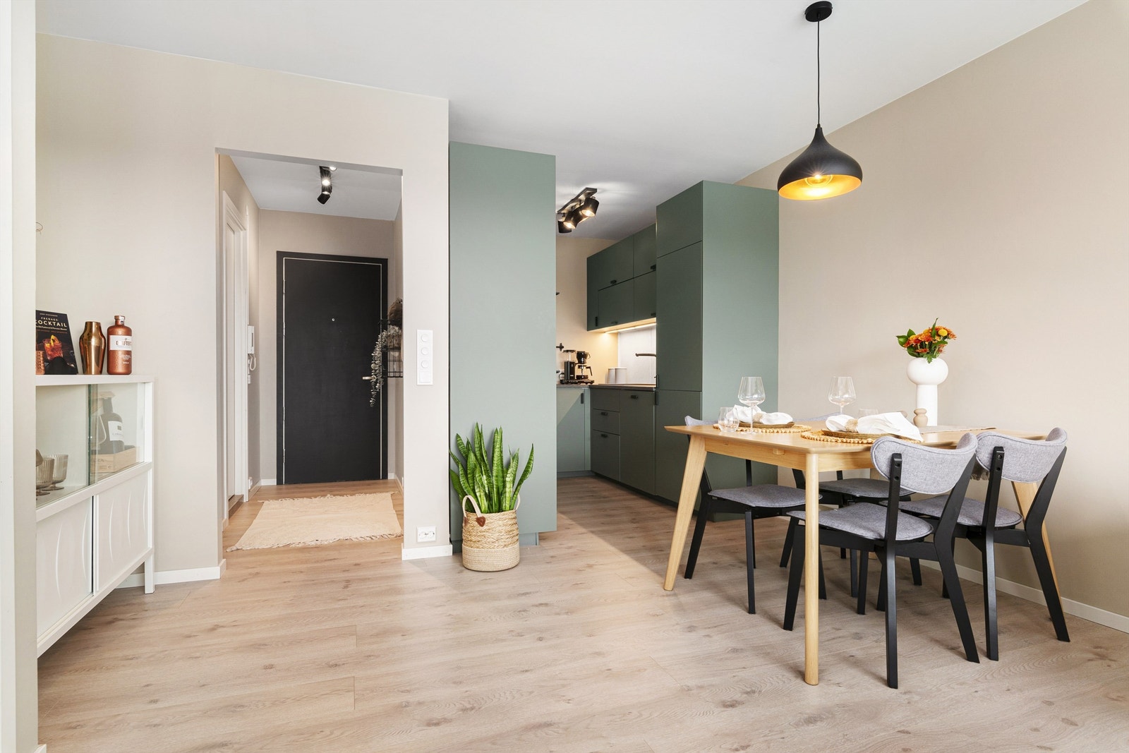 Videre kommer man inn i et åpent stue-kjøkkenrom på 26m² og en takhøyde på 2,50 meter. Det er lagt laminat på gulvflater og gips på vegger og himling, betong mot naboleiligheter Galleribilde