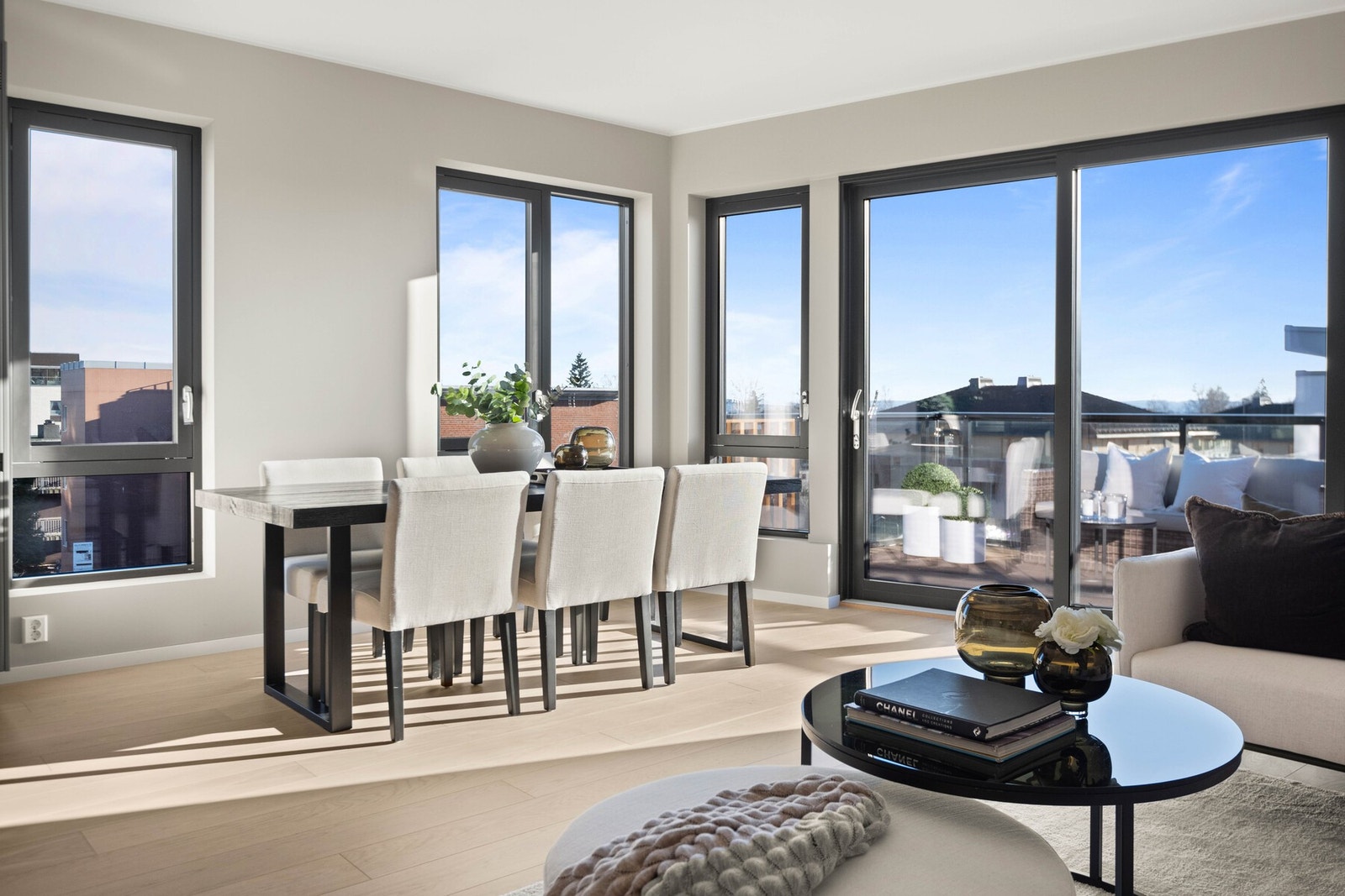 Store vinduer på to yttervegger fyller rommet med naturlig lys og gir en følelse av ekstra romslighet. Galleribilde