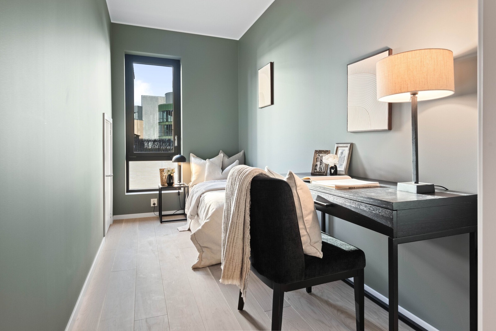 Leiligheten har to soverom som kan benyttes som soverom, gjesterom, hobbyrom eller kontor. Galleribilde