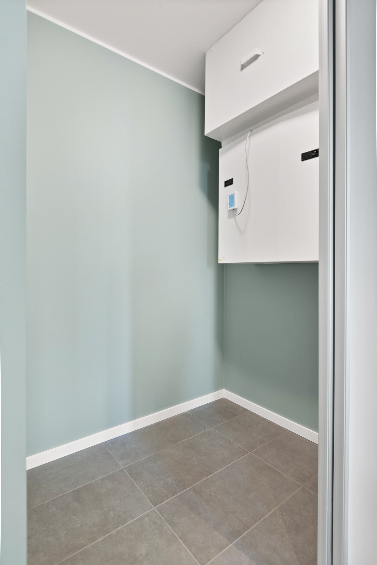 Garderoben fungerer også som et teknisk rom, hvor installasjoner holdes skjult. Ved å skjule både tekniske installasjoner samt sko og yttertøy, opprettholder man det rene og stilige utseendet i leiligheten, samtidig som funksjonaliteten beholdes. Galleribilde