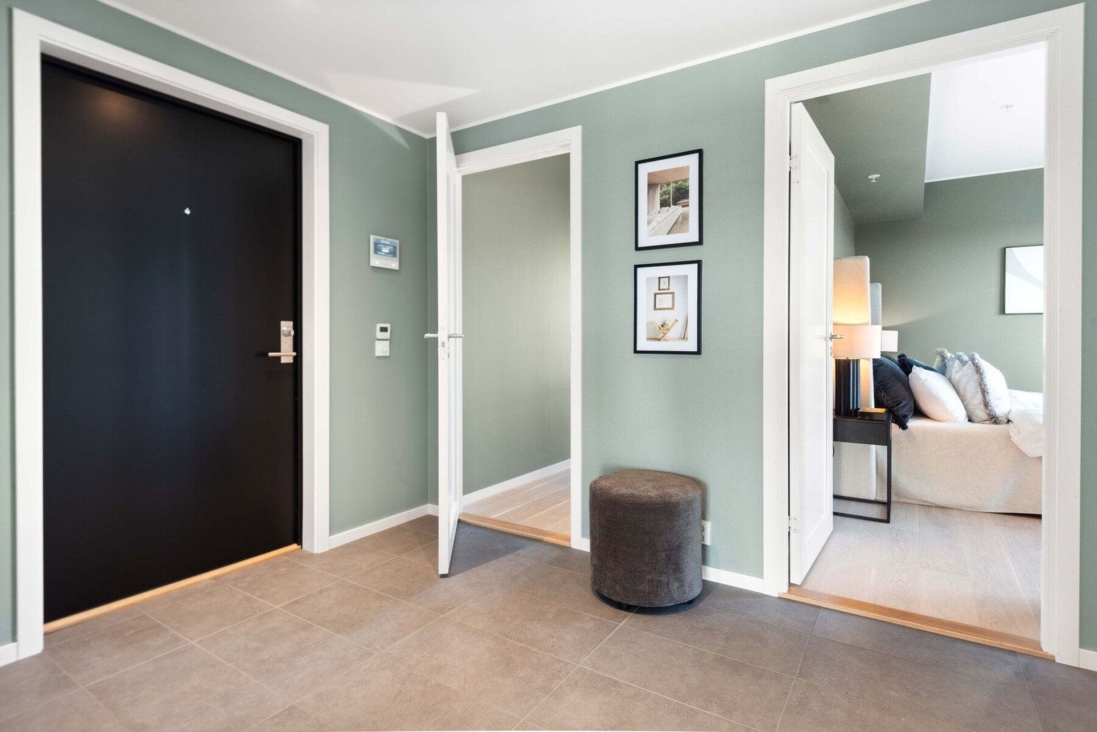 Leiligheten leveres med en romslig entré/hall med tilgang til en praktisk garderobeløsning for sko og yttertøy. Galleribilde