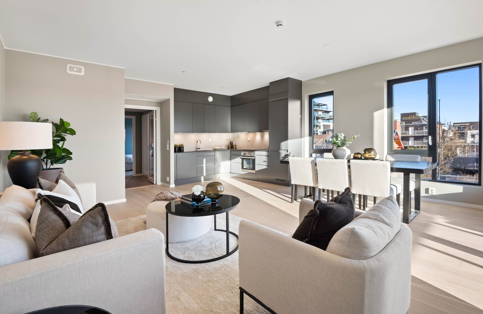 Oppholdsrommet har 1-stavs eikeparkett, som sammen med veggfargen Comfort Grey skaper en særdeles innbydende og lun atmosfære. Galleribilde