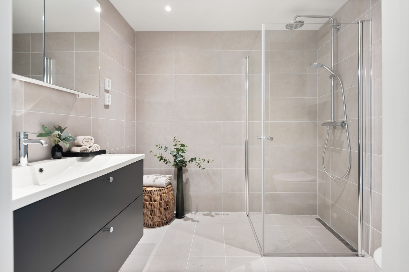 Badet leveres med moderne keramiske fliser på gulv og tak. Gulvet har også elektriske varmekabler. Galleribilde