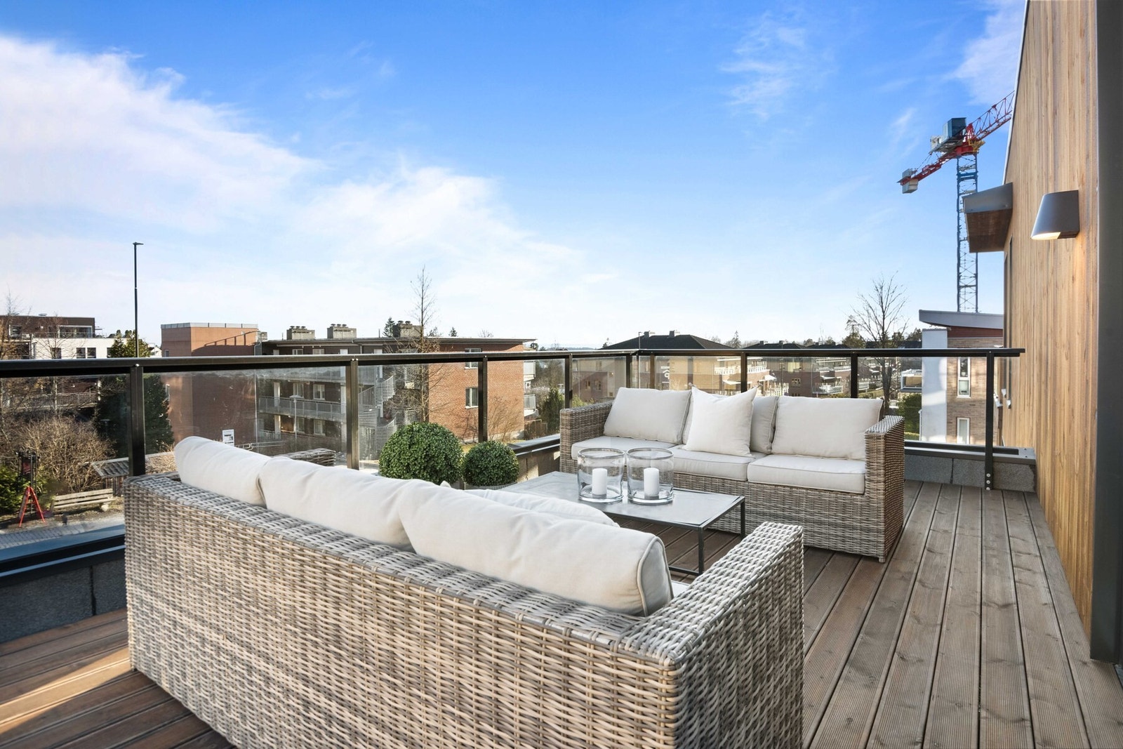 Terrassen ligger sørøstvendt og utgjør ca. 18 kvm, noe som gir en skjermet og solrik uteplass tidlig på dagen. Galleribilde