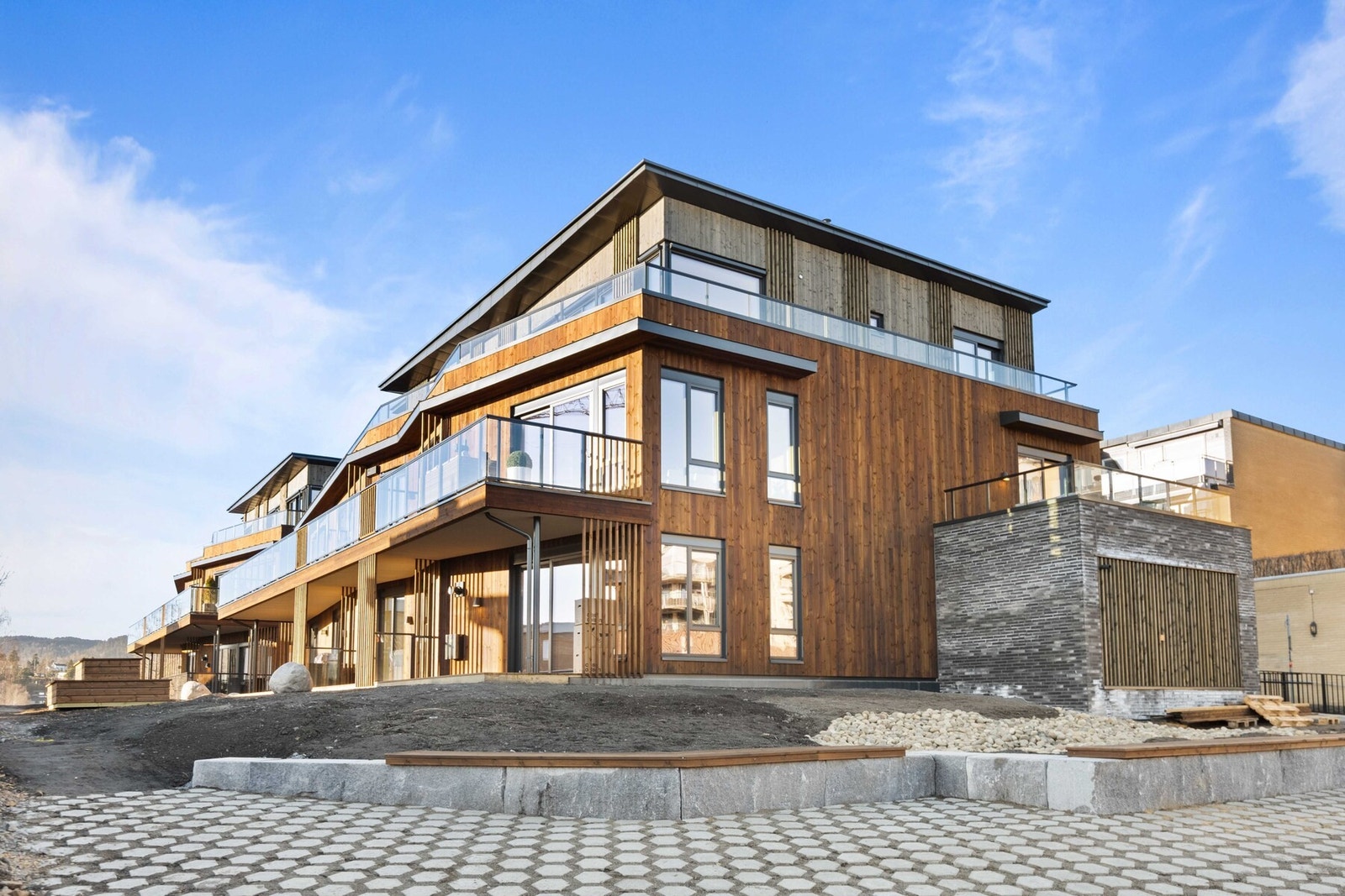 Fasade. Leiligheten legger i 3 etg. ( 2.etasje fra terreng). Galleribilde