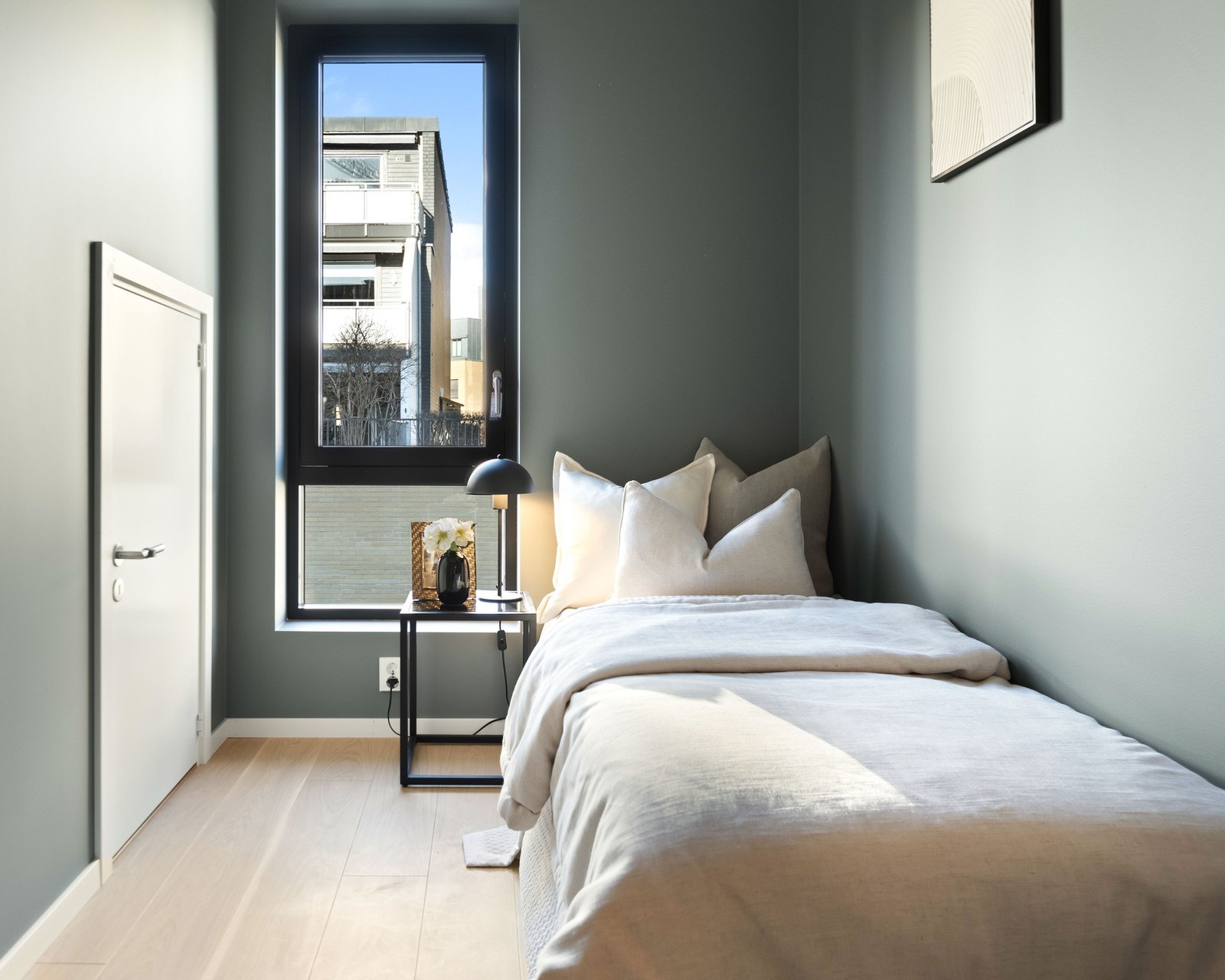 Det minste soverommet har et praktisk kott for ekstra oppbevaring. Galleribilde