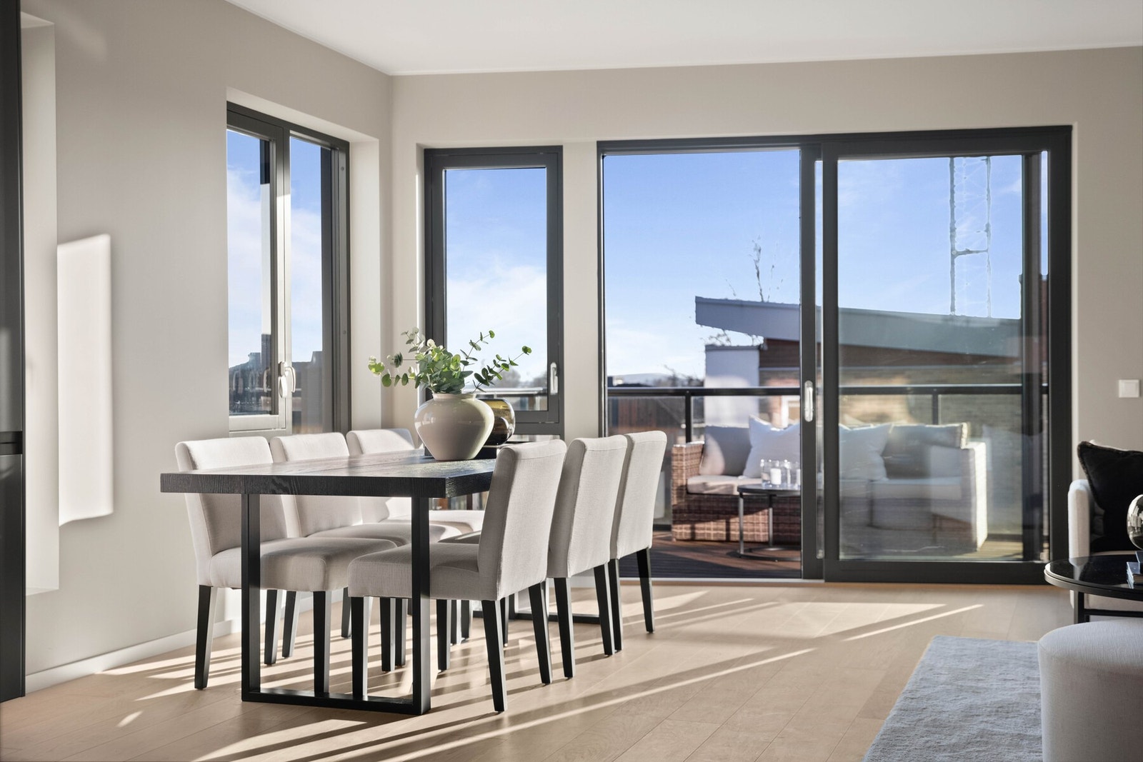 Fra oppholdsrommet er det tilgang til en balkong, noe som vil fungere som en naturlig forlengelse av rommet under sommermånedene. Galleribilde