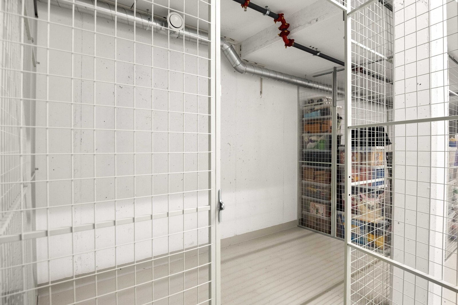 Det medfølger 1 stk. sportsbod til leiligheten i garasjekjeller. Boden er registrert som en tilleggsdel og har nummer 12. Galleribilde